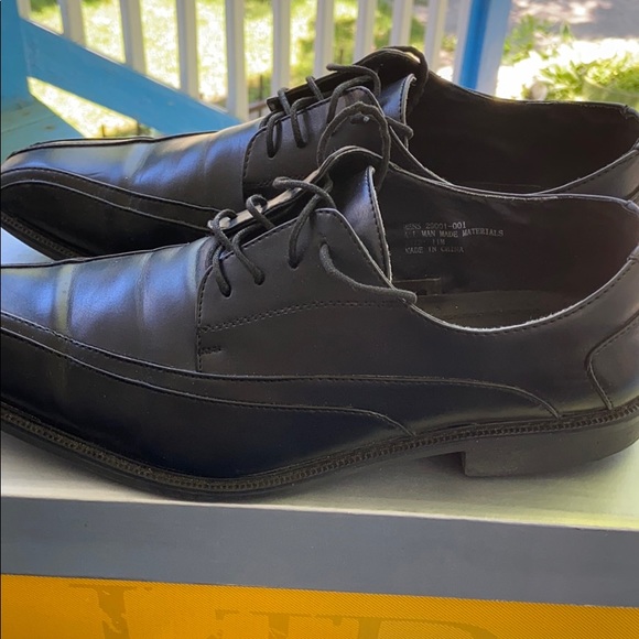 Men Shoes - Picture 3 of 4